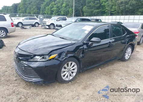 2018 Toyota Camry L/Le/Se/Xle z USA, uszkodzony, nr VIN 4T1B11HK6JU148595